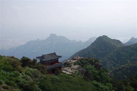  Mount Tai Nü Nü Jianı: Gökyüzüne Uzanan İlahiler ve Tarihin Fısıltıları!