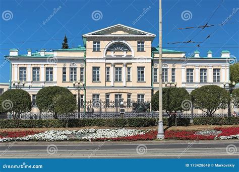 Yekaterinburg Sanat Müzesi'ni Keşfedin: Tarih ve Yaratıcılık Füzyonu!